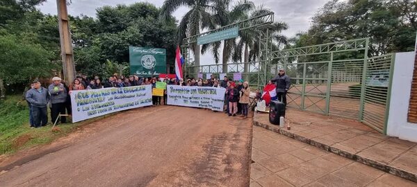 Alumnos, docentes y padres de familia cierran acceso a la FCA UNA de Santa Rosa - Nacionales - ABC Color