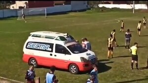 (VIDEO) ¡Ambulancia quedó parada en medio de una cancha!