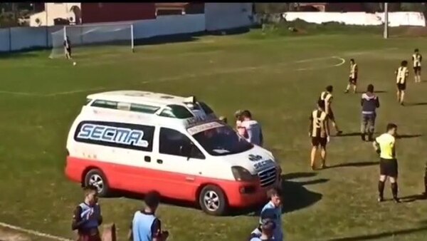 (VIDEO) ¡Ambulancia quedó parada en medio de una cancha!