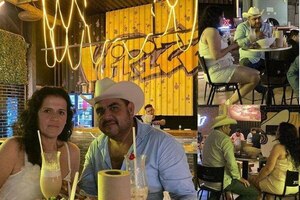 Diario HOY | Mujer pilla a su marido infiel en foto de restaurante: "Bórrenla, ya me quieren dejar"