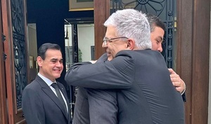 Con un efusivo abrazo, Peña recibió al embajador Ostfield en su residencia - Radio Imperio