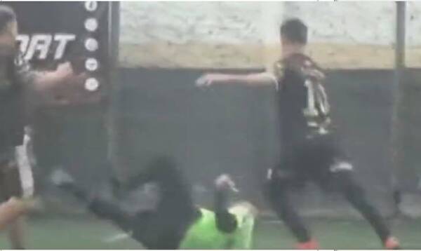 [VIDEO] ¡Impactante! Le pegó una patada en la cabeza a un árbitro y lo dejó tendido en el suelo