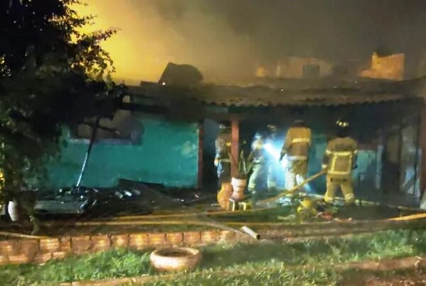 Voraz incendio destruye una vivienda y máquinas de coser - ABC en el Este - ABC Color