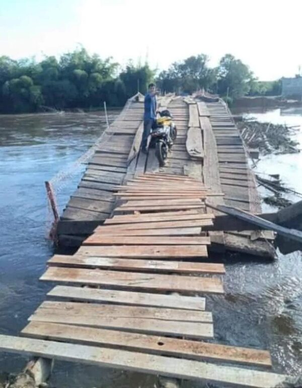 Precaria pasarela sobre el río Tebicuary pone en peligro a pobladores de Yuty y San Pedro del Paraná. - Nacionales - ABC Color