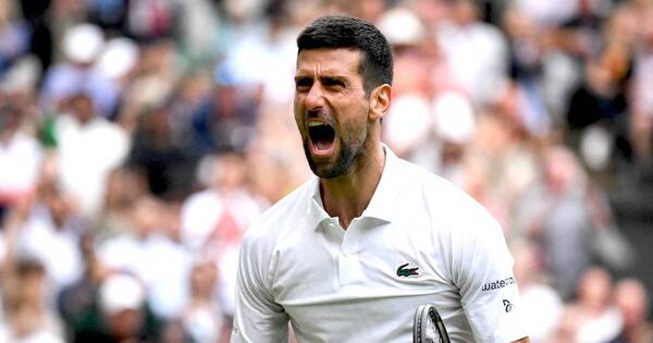 La Nación / ¡Se pichó! Djokovic destrozó su raqueta tras ser derrotado por Alcaraz