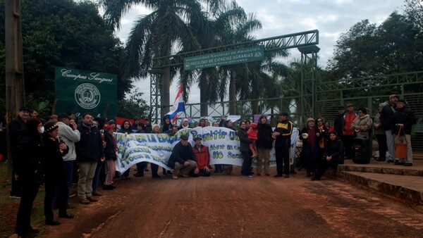 Ciudadanos cierran entrada de la Facultad de Ciencias Agrarias de Misiones