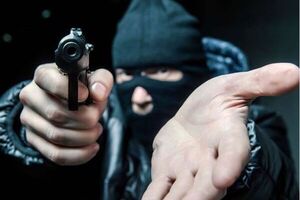 Asaltan una millonada a una mujer que iba rumbo a un banco