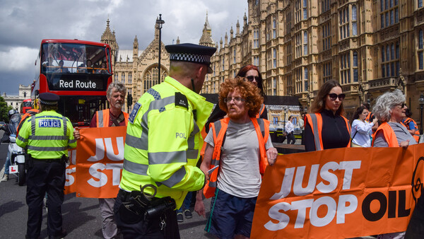 Ambientalistas bloquean el tráfico y enfurecen a conductores en Londres