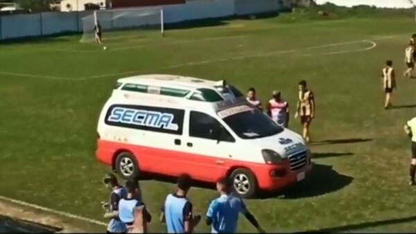 Ambulancia varada en la cancha: "Con una varilla pudieron abrir el móvil"