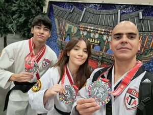 Taekwondistas retornan de Arizona con medallas de justa mundial ATA - La Tribuna