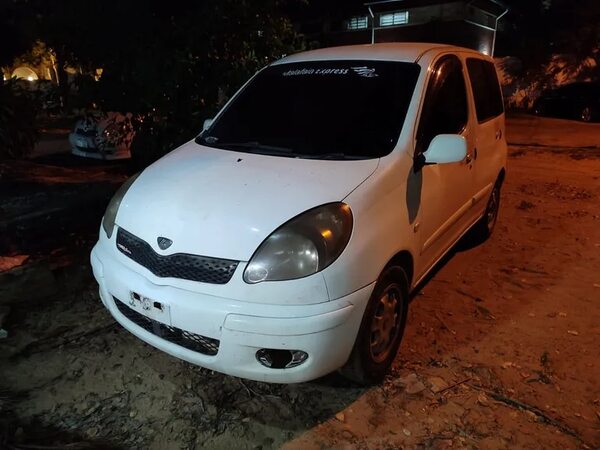 Vehículo recuperado: no sabía cómo estacionar y “ayudante” huyó manejando el auto - Policiales - ABC Color