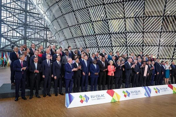 UE y la Celac inician el último día de cumbre sin consenso sobre Ucrania - Mundo - ABC Color