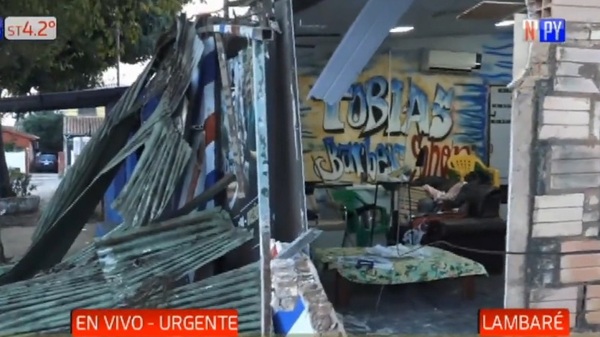 Conductor destrozó una barbería y huyó del lugar - Noticias Paraguay