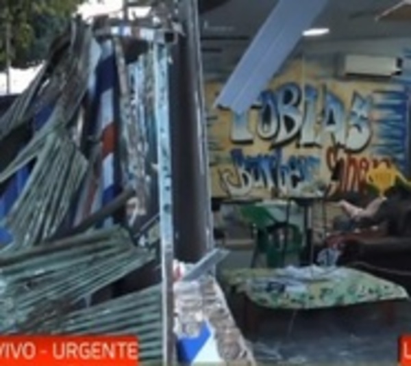 Conductor embistió una barbería y huyó del lugar - Paraguay.com