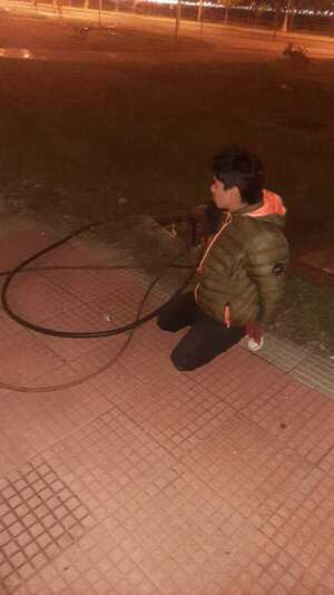 Ni el frío le atajó: Sorprenden a presunto ladrón de cables en zona de la Playa San José