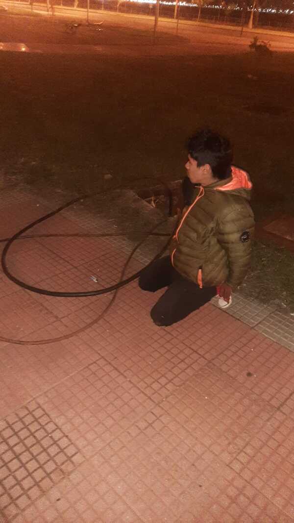 Ni el frío le atajó: Sorprenden a presunto ladrón de cables en zona de la Playa San José