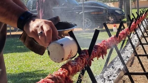 Ante descontento ciudadano, Nenecho busca preparar el asadito más largo del mundo