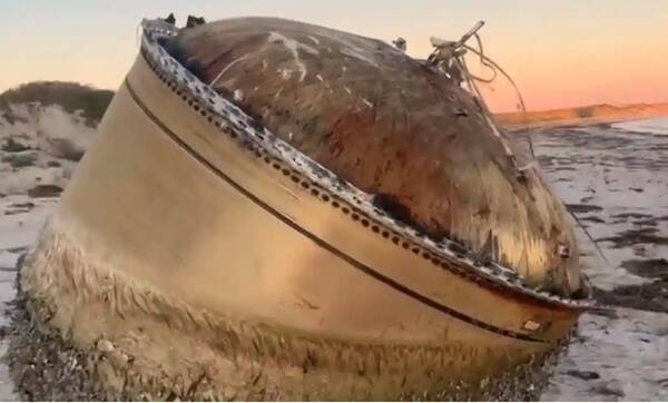 Extraño y enorme objeto metálico es encontrado en una playa de Australia: ¿es terrestre?