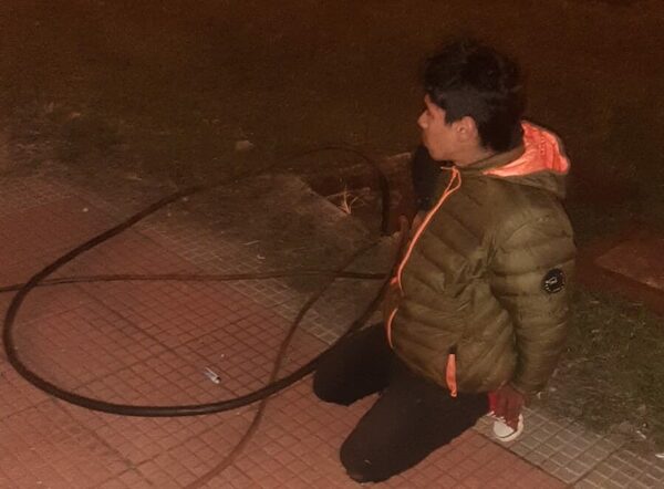 Diario HOY | Pillan a joven hurtando cables de la playa San José