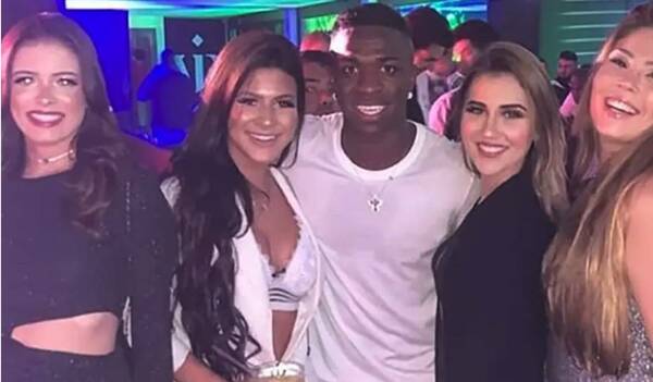 Periodista revela cómo Vinicius Júnior arma farras y elige a sus invitadas
