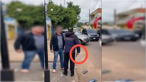 [VIDEO] Inerviosopa lo mitã: Reclamo y amenazas de chofer de bus ¡con arma! a automovilista