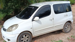 Joven no podía estacionar en IPS y un extraño le ofreció "ayuda" y robó el auto