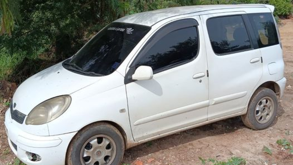 Joven no podía estacionar en IPS y un extraño le ofreció "ayuda" y robó el auto