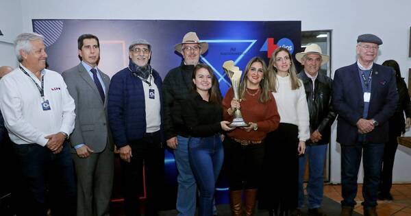 La Nación / Banco Basa fue premiado como mejor estand de la Expo 2023