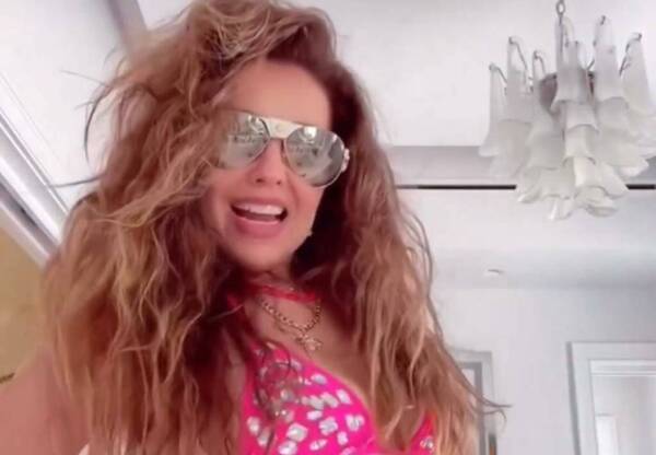 [VIDEO] Thalía peló cuero en bikini a sus casi 52 años