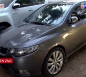 Roban vehículo con ayuda de una grúa en Asunción - Paraguay.com