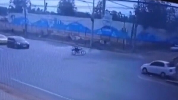 Cámara capta violento choque a un motociclista en Itauguá