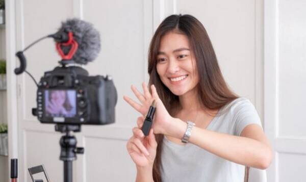 Influencers de Francia no pueden promocionar cirugías, medicamentos ni usar filtros