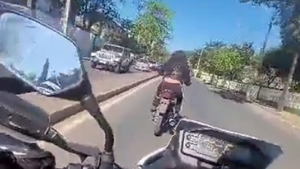 Veloz huida: Motoqueira se escapa por varias cuadras y sube a veredas para evitar ser multada