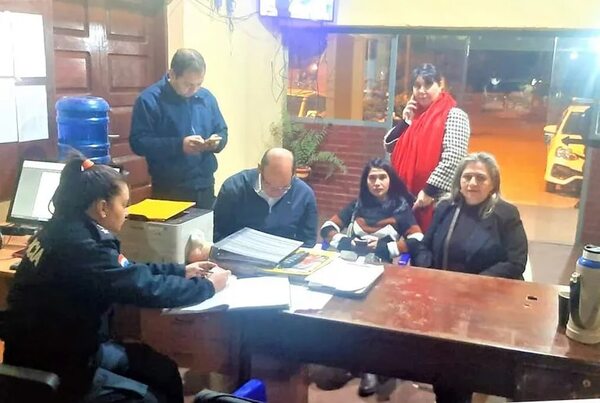 Video: Concejales fueron atacados por patota que impidió ingreso a la Junta Municipal de Paraguarí - Nacionales - ABC Color
