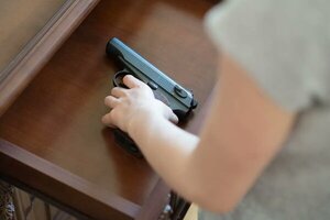 Niño de tres años mata accidentalmente a su hermana de uno con una pistola en California