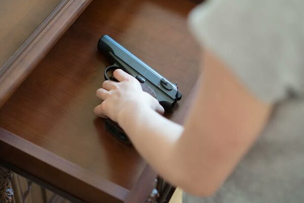 Niño de tres años mata accidentalmente a su hermana de uno con una pistola en California