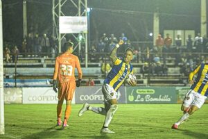 Bautismo goleador de Lucas Barrios en Luqueño - Fútbol - ABC Color