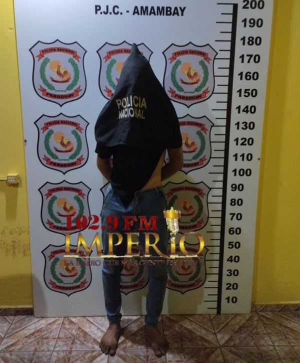 Funcionarios de un surtidor entregan a la Policía a supuesto autor de robo de celular - Radio Imperio