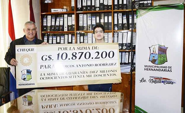 Nelson Cano entrega aporte económico a hernandariense becado a EE.UU. | DIARIO PRIMERA PLANA