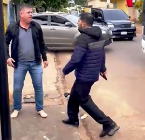 Pelea entre conductores de autobús y una furgoneta casi termina en tragedia - La Clave