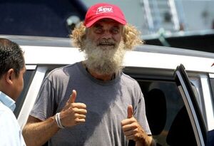 Llega a México el marino australiano que sobrevivió 3 meses con su perra perdido en alta mar - El Independiente