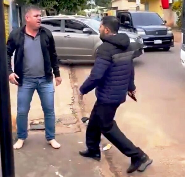 Pelea entre conductores de autobús y una furgoneta casi termina en tragedia
