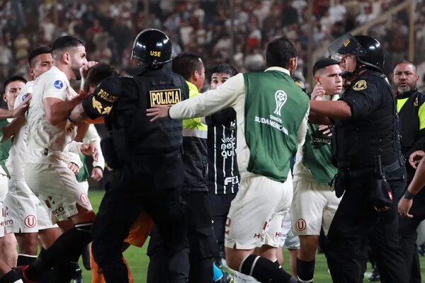 Escándalo en Lima: gol agónico, festejo, pelea y 5 expulsados - Fútbol Internacional - ABC Color