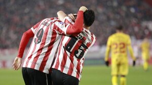 Estudiantes avasalla a Barcelona y se cita en octavos con el Goiás