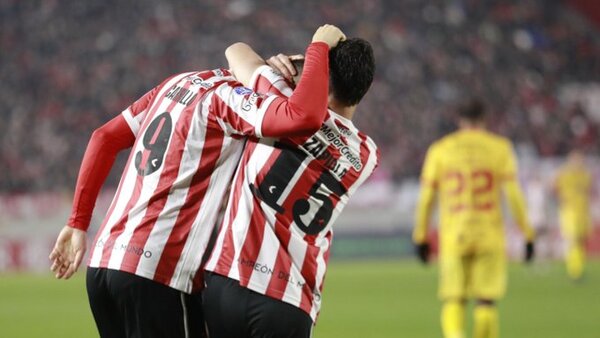 Estudiantes avasalla a Barcelona y se cita en octavos con el Goiás