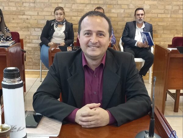 CDE: Concejal defiende entrega de kits y califica de “locura” acusaciones fiscales · Radio Monumental 1080 AM