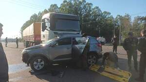 Diario HOY | Mueren abuela y su nieta, tras choque entre camión y camioneta