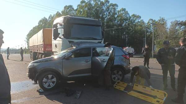 Diario HOY | Mueren abuela y su nieta, tras choque entre camión y camioneta