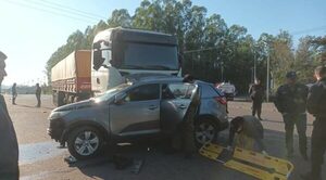 Mueren abuela y su nieta, tras choque entre camión y camioneta