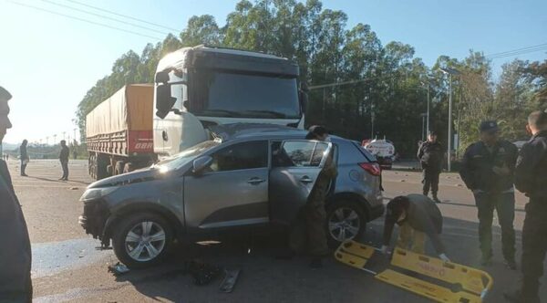 Mueren abuela y su nieta, tras choque entre camión y camioneta